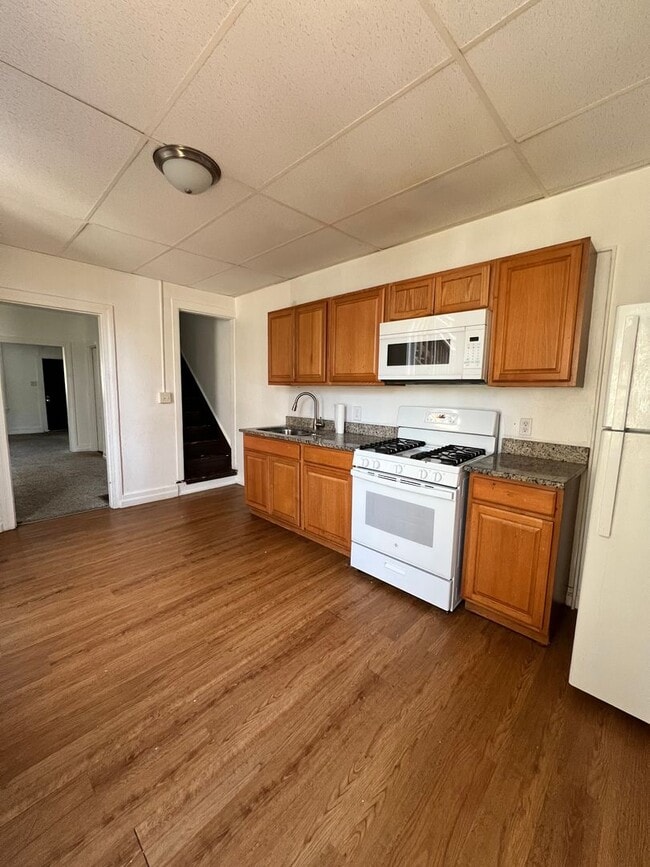 Building Photo - 3 Bedroom 1 Bath Home Available