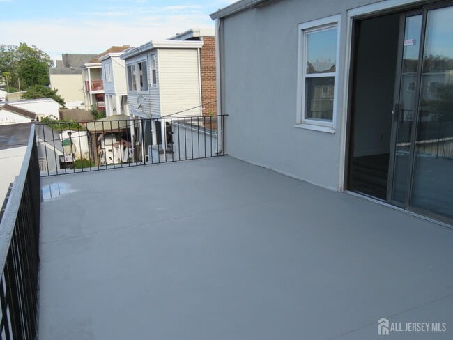 Building Photo - 475 Brace Ave