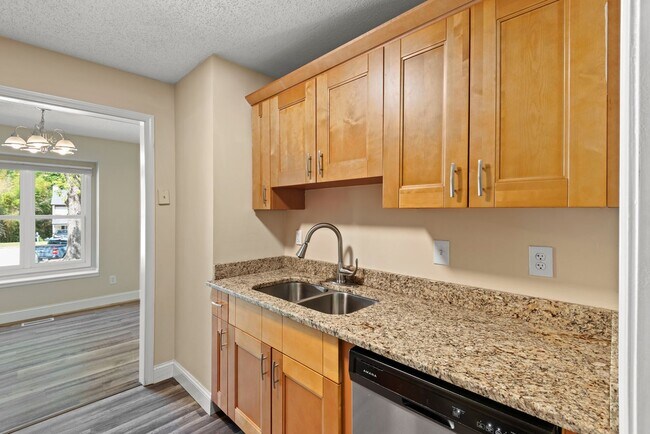 Foto del edificio - Lovely 2 Bedroom End Unit Townhome in NE R...