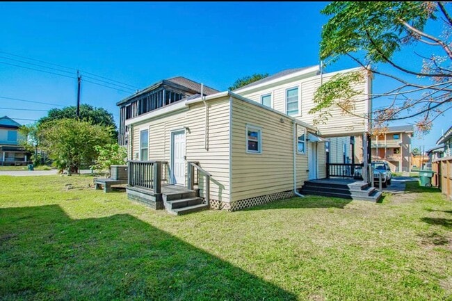 Building Photo - Galveston 4-plex Ave K