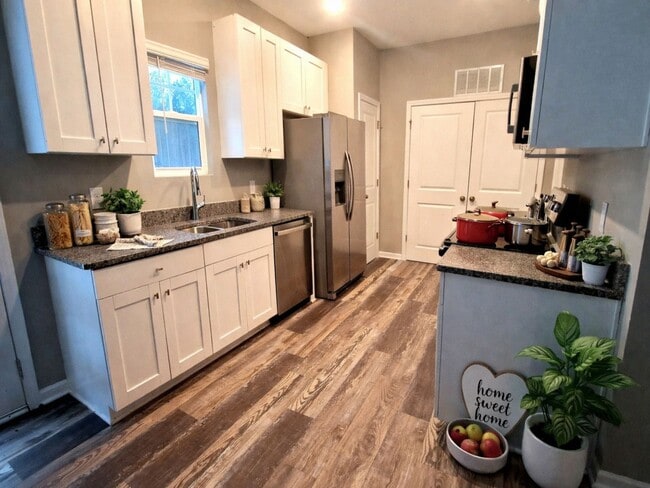 Foto del edificio - Beautiful 3BR 2.5BA Home in Salisbury • Tour Today