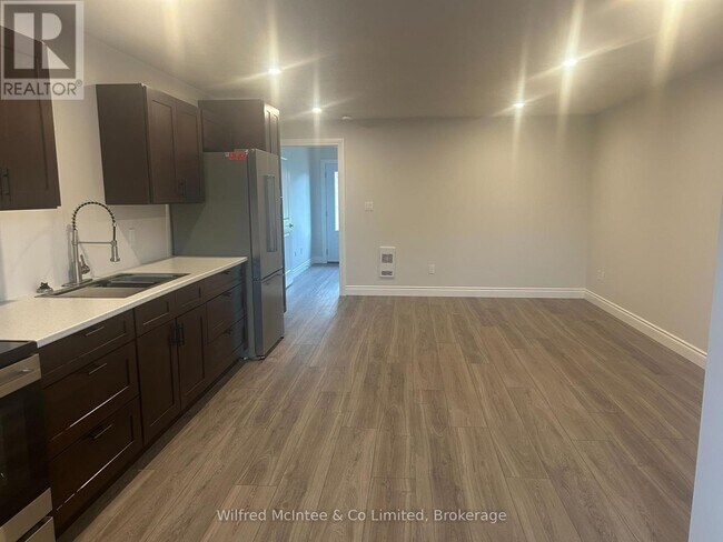 Photo du bâtiment - 380-380 1st Ave N
