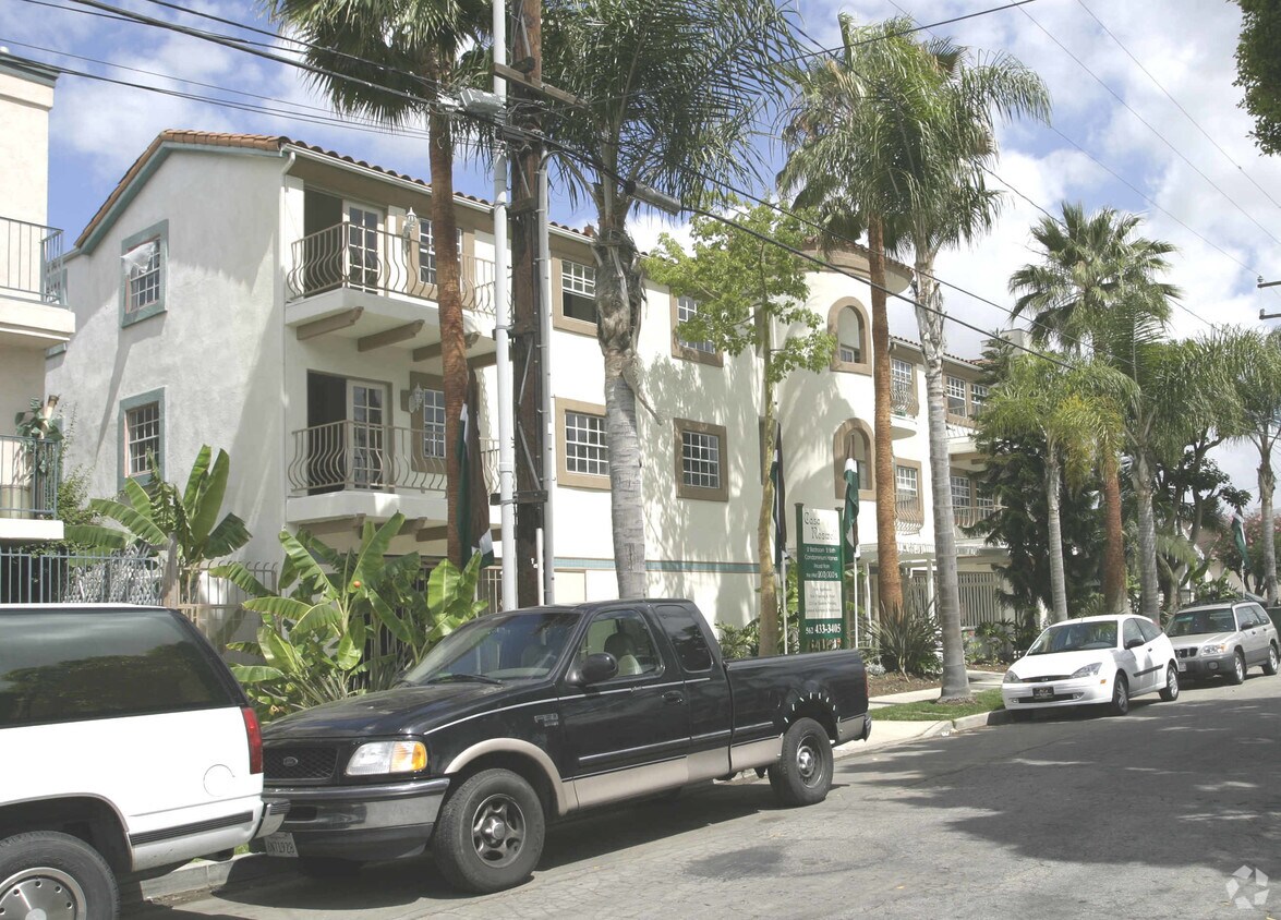 Building Photo - 1145 Roswell Ave