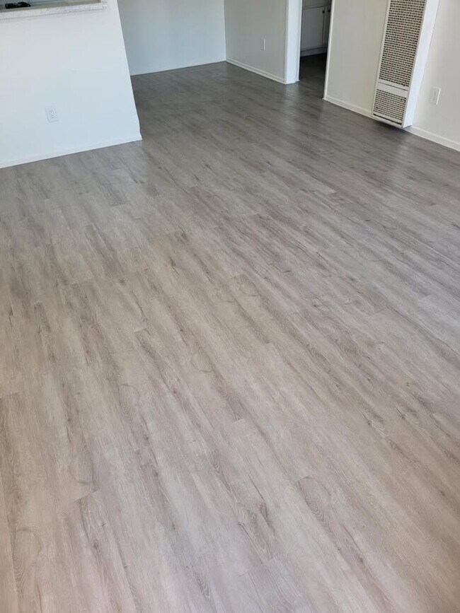 Foto del edificio - 8651-8661 Wilbur Ave