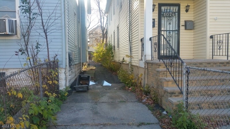 Driveway - 1070-1072 Bond St