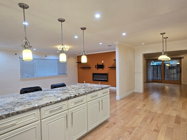 Foto del edificio - Beautifully Remastered Duet Home, Completely Renovated, A/C, Breakfast Bar, SS Appliances, W/D, W...