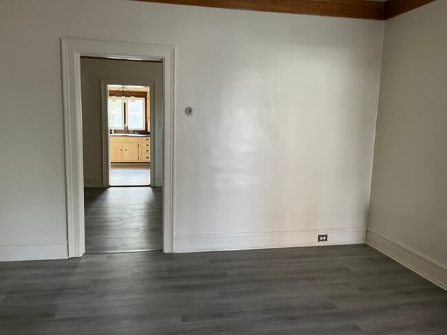 Foyer - 122 E 4th St