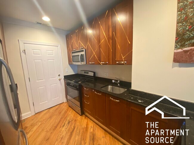 Foto del edificio - 2242 W Morse Ave