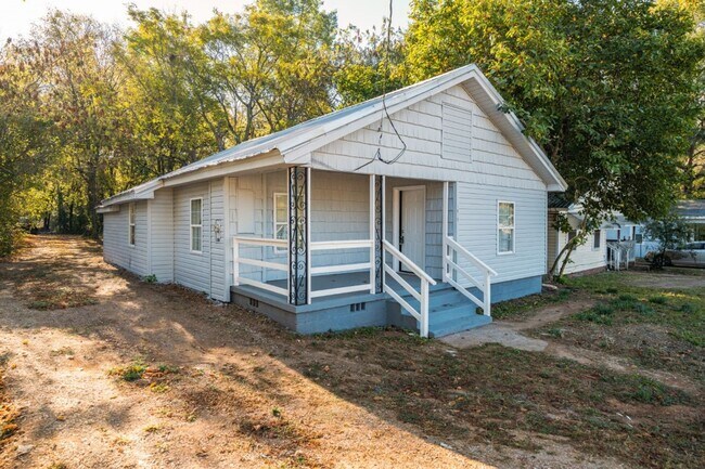 Building Photo - Bessemer Gem! Modern Renovation, Huge Living Room, Great Location