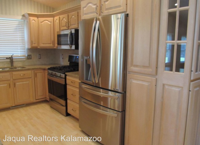 Building Photo - 2 br, 3 bath House - 733 Bayberry Lane