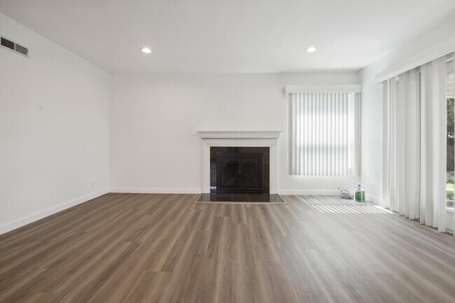 Building Photo - 523 Larkin Dr