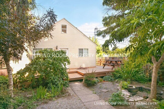Building Photo - 2BR/1BA Gardeners Delight * One Month Rent...