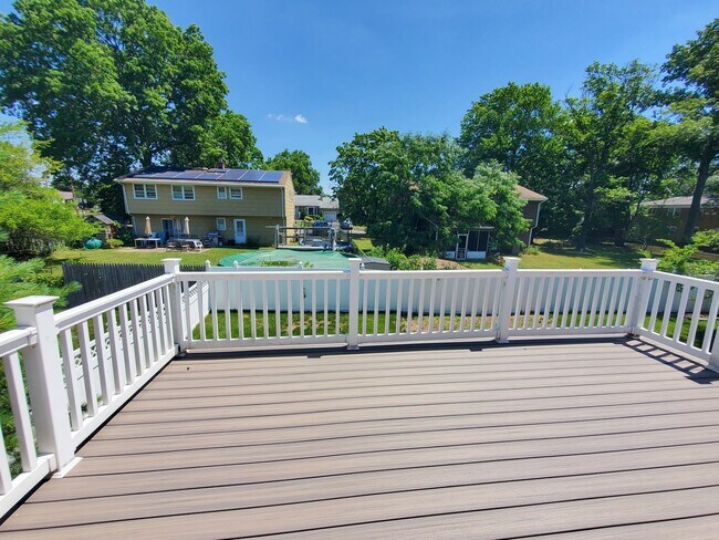 Foto del edificio - Single family, bi-level home with 4-bedrooms (one bedroom on ground level), 2.5 bathrooms, attach...