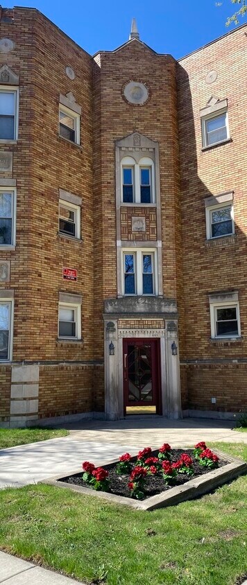 Primary Photo - 8002 S Paxton Ave