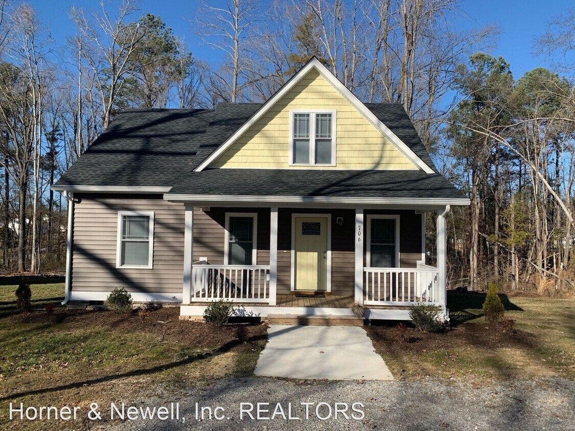 3 br, 2.5 bath House 706 4th Street House Rental in Blackstone, VA