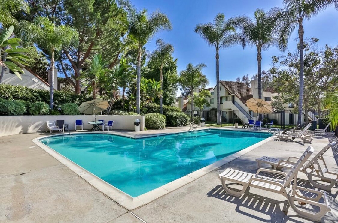 Primary Photo - 351 N Melrose Dr