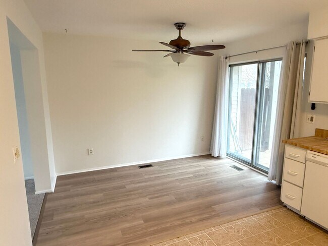 Foto del edificio - Newly Renovated! - 2 Bedroom, 1.5 Bathroom Condo In Van Buren Twp, Mi