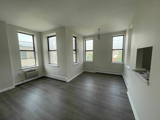 Building Photo - 263 10th St