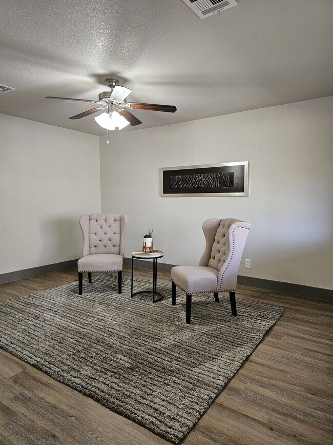 Mobiliario no incluido - 204 W Mockingbird Ln