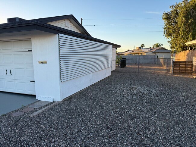 Building Photo - 10607 W El Rancho Dr