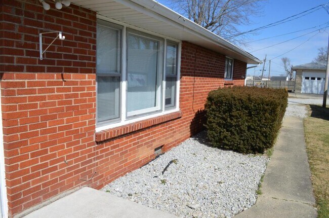 Building Photo - 6550 E 110 S