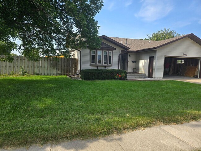 Building Photo - 603 N Boxelder-