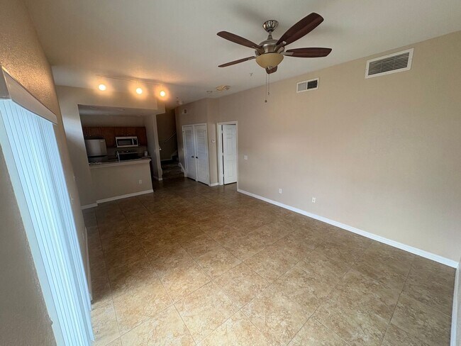 Building Photo - 4 bedroom and 3 bathroom Townhouse