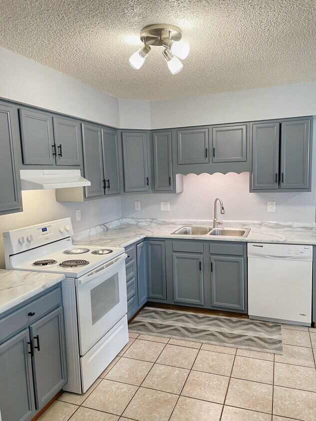 1802 Coachman Dr, Waterloo, IA 50701 Townhome Rentals in Waterloo IA