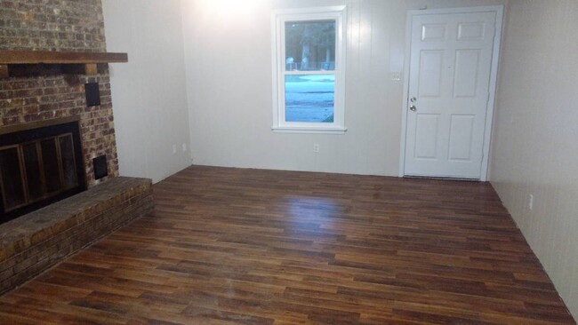 Building Photo - 2214 Crestwood Dr