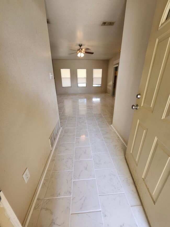 Building Photo - 2807 Diaz Dr