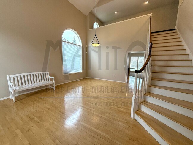 Foto del edificio - Beautiful Carnahan Crest Townhome