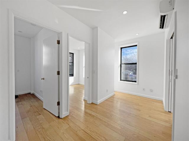 Foto del edificio - 3 bedroom in Brooklyn NY 11226