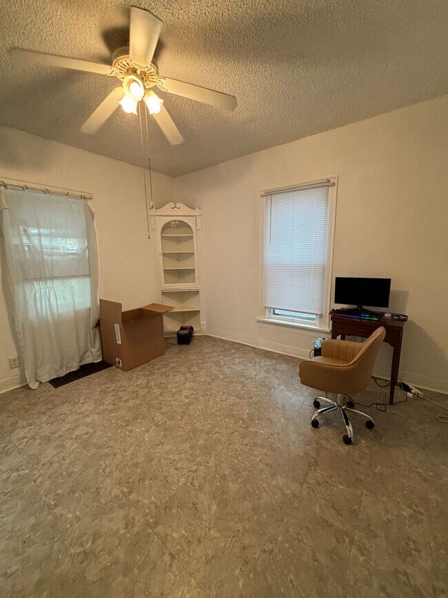 Building Photo - Spacious 3 bedroom, 1 bathroom House