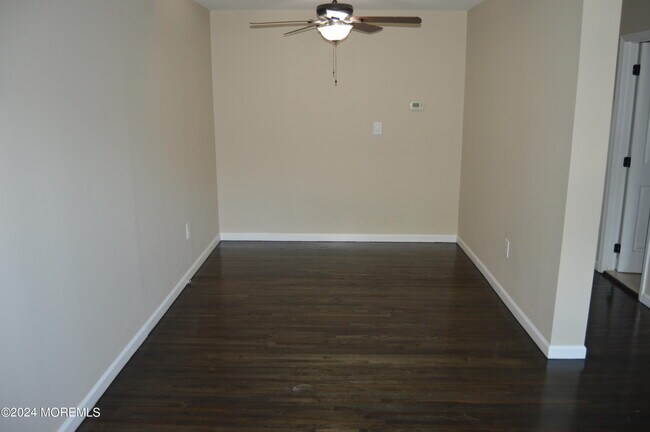 Building Photo - 169 Village Green Way