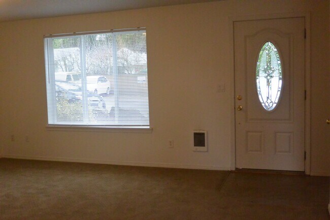 Foto del edificio - Lovely Harney Heights 4-Bedroom Town-Home ...