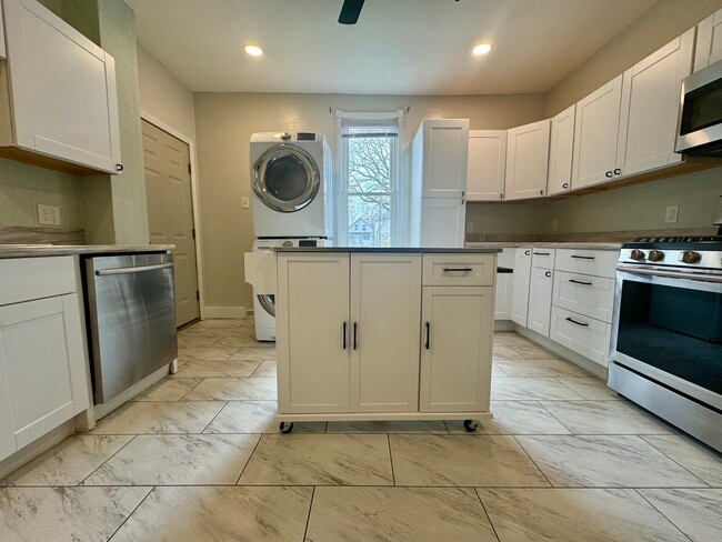 Building Photo - 121 Chicago Ave