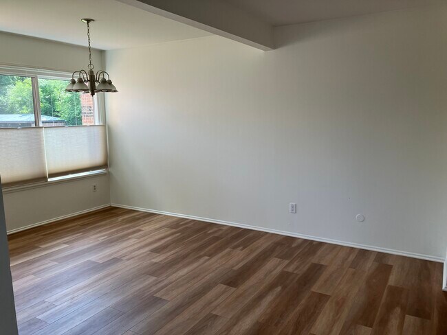 Building Photo - 1265 S Maple Rd