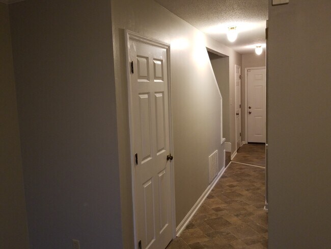 Building Photo - 1700 Village Lake Dr