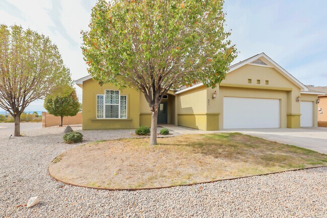 Building Photo - Spacious & Modern 4 Bed 3 Bath Home - Pet ...
