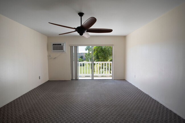 Foto del edificio - 3 Bedroom 2 Bathroom unfurnished Condo pool view