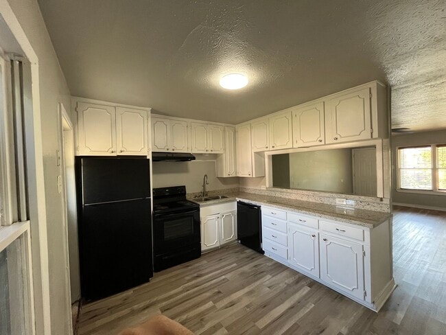 Building Photo - ONE BEDROOM APARTMENT WITH WATER BILL PAID!