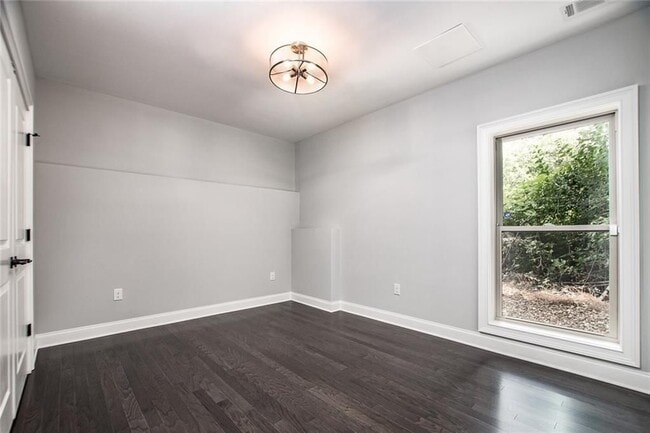 Building Photo - 338 7th St NE