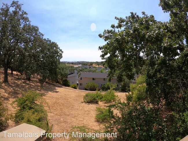 Building Photo - 3 br, 2.5 bath House - 8 B Oak Crest Court