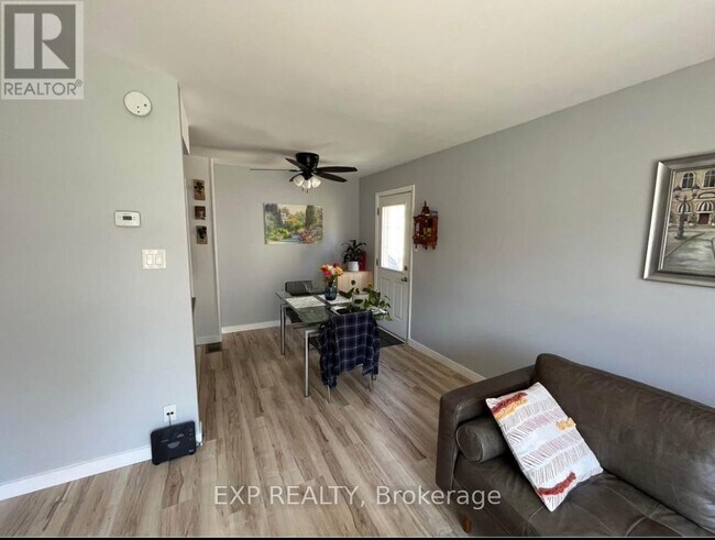 Building Photo - 135 Sonnet Crescent