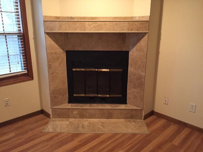 Foto del edificio - Classic 3 bed 1.5 bath townhome with fenced in yard near everything!