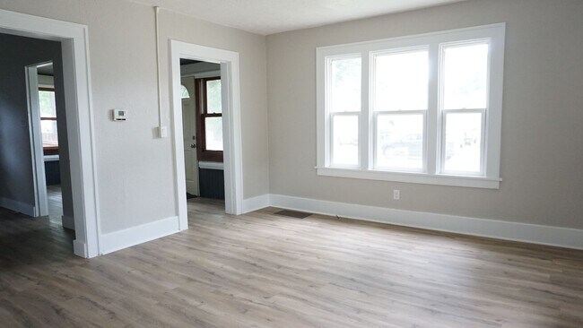 Foto del edificio - Charming Fully Remodeled Home with 4 Garage Stalls & Park Access in Central Minot
