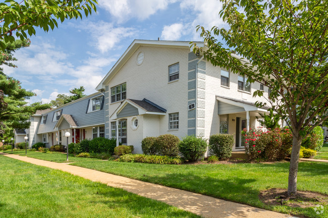 Building Photo - Fairfield Townhouses at Massapequa