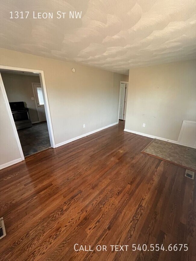 Foto del edificio - 1317 Leon St NW