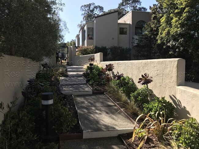 Building Photo - Spacious & Updated 2 Bed Downtown Monterey...
