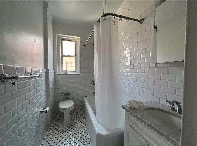 Foto del edificio - 101-111-111 75th Rd